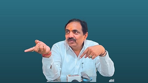 चिपळूण ः पूररेषेबाबत भूमिका मांडताना जलसंपदामंत्री जयंत पाटील.