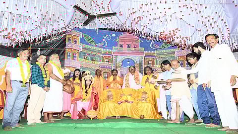 हिंगोली :  शहरातील सर्वदुर प्रसिद्ध असलेला दसरा महोत्सव कोरोनाच्या सावटामुळे यावर्षी देखील साधेपणाने साजरा होत आहे. खाकीबाबा मठात गुरुवारी (ता.सात) आकाशवाणी या धार्मिक कार्यक्रमाने  महोत्सवास कोरोनाचे नियम पाळत सुरुवात झाली आहे.