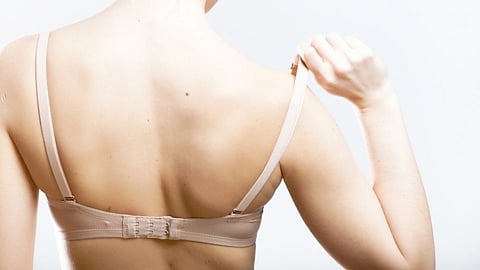 ब्राच्या स्ट्रिप्स ड्रेसबाहेर दिसतात, हे प्रकार वापरून पाहा