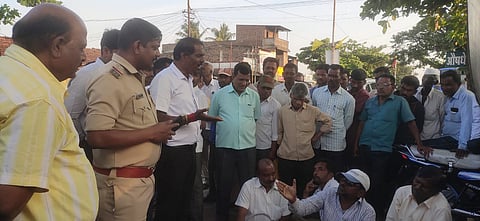 खडकलाट ग्राम पंचायतीसमोर उपोषण