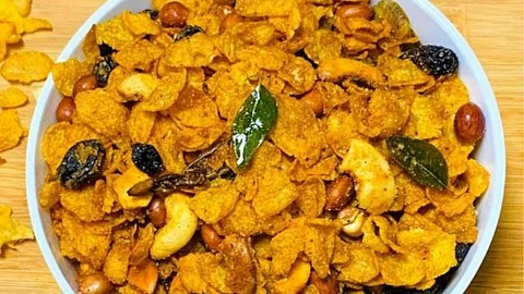 Diwali Festival : असा बनवा मक्याच्या पोह्यांचा चिवडा