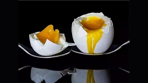 अंडे फोडल्यानंतर 'हा' रंग पाहून व्हा सावध!