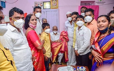 आमदार निलेश लंकेंच्या घरी पोहचले शरद पवार