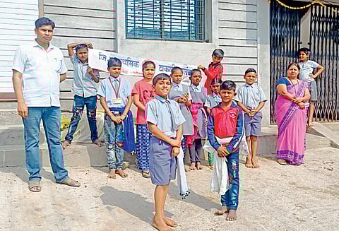 कोरोना लसीकरणासाठी पथनाट्याद्वारे जनजागृती