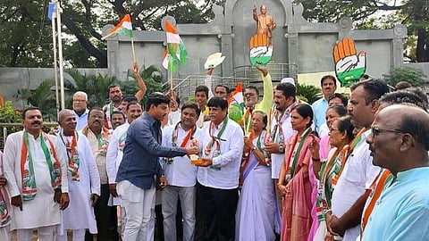 शेतकऱ्यांसमोर हुकूमशहा झुकला, बळिराजा जिंकला - प्रकाश वाले