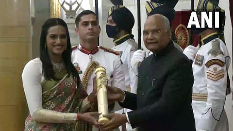 स्टार बॅडमिंटनपटू पीव्ही सिंधूला पद्मभूषण पुरस्कार प्रदान