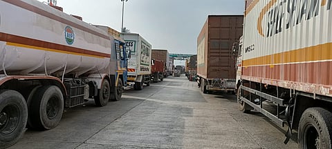 फास्टॅग असूनही खेड-शिवापूर टोल नाक्यावरील वाहनांची गर्दी कायम