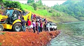 नंदुरबार: मजुरांना घेण्यासाठी गेलेली क्रुझर नर्मदेत कोसळली