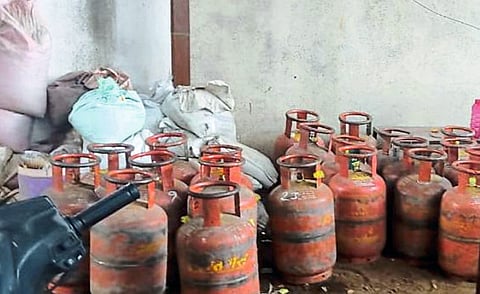 अनधिकृत गॅस भरणा अड्ड्यावर पोलिसांचा छापा