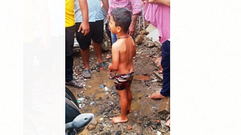 सांडपाण्याच्या चेंबर मध्ये पडला, परंतु स्थानिकांमुळे वाचला