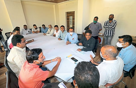 बस वाहतूकदारांची आरटीओंबरोबर चर्चा