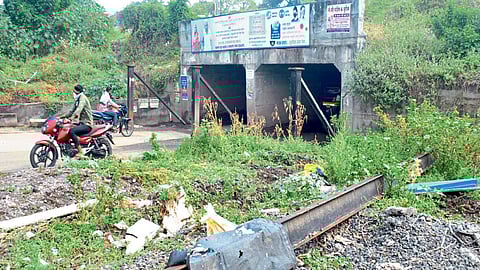 बजरंग बोगद्याचा तुटून पडलेला क्रॉस बार