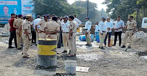 जळगाव : आकाशवाणी चौकातील सर्कलचे काम बंद पाडले