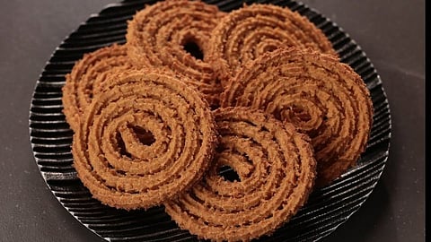 Fitness Freak Faral : दिवाळीला फिटनेस जपायचाय, खा Baked चकली