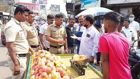 100 ग्रॅम सफरचंदावरून इचलकरंजीत गोंधळ; फळ विक्रेता ताब्यात