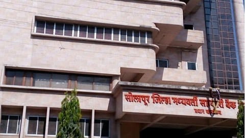 सरव्यवस्थापकाच्या त्रासामुळे डीसीसी कर्मचाऱ्यांची स्वेच्छानिवृत्ती!