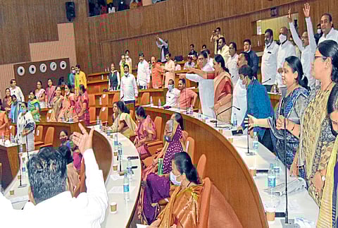 राजीव गांधी भवन : महासभेत बुधवारी आक्रमक झालेले नगरसेवक.