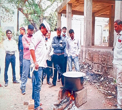 नागपूर : एसटी कर्मचाऱ्याचा भरीत-भाकरीवर ताव