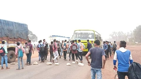 अपुऱ्या बस सेवे विरोधात विद्यार्थी आक्रमक