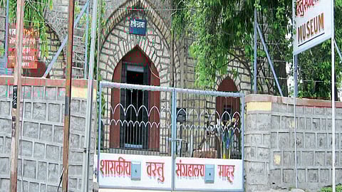 शहरातील मध्यवस्तीत असलेले पुरातन शासकीय वस्तुसंग्रहालय.