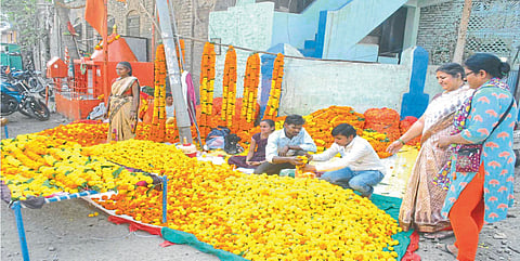 जळगाव : पूर्वसंध्येला बाजारपेठांमध्ये खरेदी उत्सव