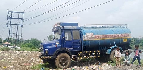 केशवनगर येथील ऑस्कर इंग्लिश मिडीयम स्कूल जवळील नदीलगत अति उच्च दाबाच्या तारांखाली उभा असलेला अति-ज्वलनशील पदार्थाची टॅंकर