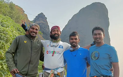 रायगड : प्रस्तरारोहक मॅकमोहन हुले यांनी सर केला 300 फूट नागफणी कडा