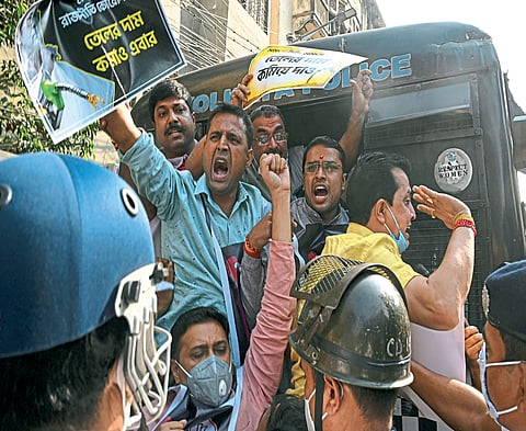 इंधनावरील व्हॅट पश्चिम बंगाल सरकारने कमी करावा म्हणून मोर्चा काढलेल्या भाजप कार्यकर्त्यांना पोलिसांनी ताब्यात घेऊन वाहनात बसण्यास भाग पाडले. त्यानंतरही कार्यकर्त्यांनी घोषणाबाजी कायम ठेवली