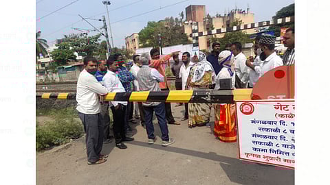 वाहतूक सुरळीत होईपर्यंत काळेबोराटेनगर येथील रेल्वे फाटक बंद करू नये