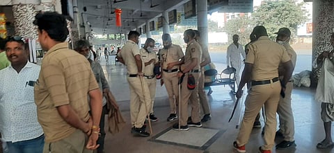 इंदापूर : खाजगी वाहन चालकांचा अव्वाच्या सव्वा दर; पोलीसांनी थांबवली लूट