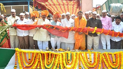 बिद्री ता. कागल येथील श्री. दूधगंगा वेदगंगा सहकारी साखर कारखान्याच्या ५९ व्या गळीत हंगामाचा गव्हाणीत ऊस मोळी टाकून शुभारंभ करताना पद्मश्री डाँ. डी. वाय. पाटील, अध्यक्ष के. पी. पाटील, उपाध्यक्ष विठ्ठलराव खोराटे, सर्व संचालक, व्यवस्थापकीय संचालक आर. डी. देसाई, कार्यकारी संचालक के. एस. चौगले आदी मान्यवर.