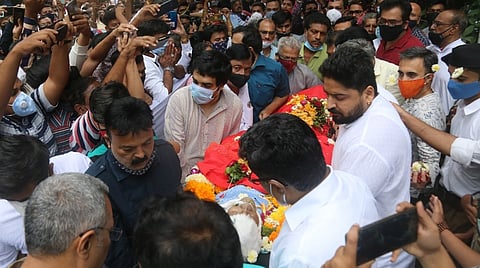 शिवशाहीर बाबासाहेब पुरंदरेंना पोलिसांकडून अखेरची मानवंदना