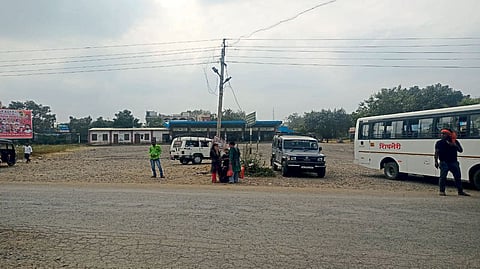 खासगी वाहनांचा बसस्थानकावर ताबा