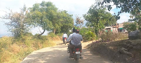 ...अन् कृषी सचिव दुचाकीवरून पोचले बांधावर