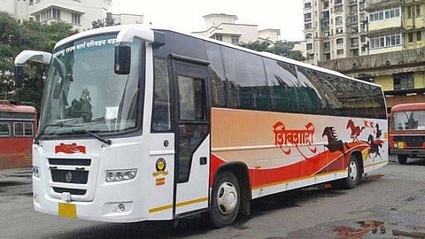 एसटी महामंडळ 'या'मुळे खड्ड्यात! 700 बस खरेदीची निविदा