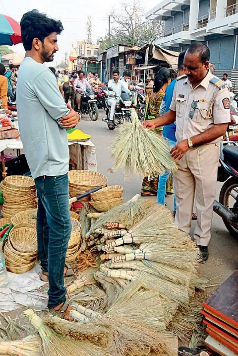 पोलिसांची ठाण्यातच दिवाळी साजरी