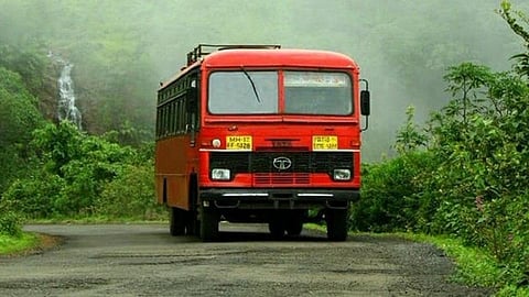 एसटीला आर्थिक गर्तेत लोटू नका, महामंडळाचे कर्मचाऱ्यांना आवाहन