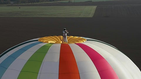 Video : तब्बल ४००० मीटर उंचीवरुन हॉट-एअर बलूनवर उभे राहून प्रवास