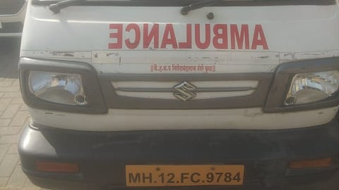 नियम म्हणजे नियम...पुण्यात रुग्णवाहिका चालकाला हेल्मेट नसल्याचा दंड