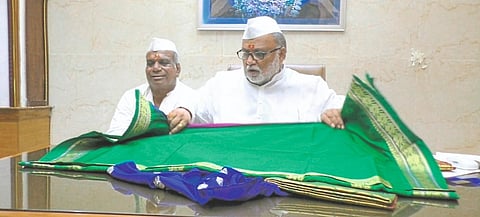 श्री विठ्ठल-रुक्मिणीला महापूजेसाठी बनारसी पोशाख