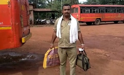 दापोली : एसटी आगारातील चालक आज चक्क हातात बांगड्या भरून ड्युटीवर हजर