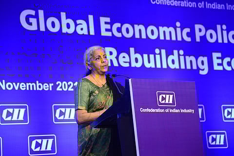 उद्योगांनी जोखीम पत्करावी, क्षमता वाढीसाठी गुंतवणूक करावी: सीतारामन