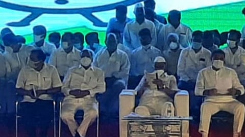 कार्यक्रमात बोलताना शरद पवार व उपस्थित मान्यवर