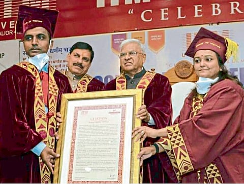 ग्लोबल टिचर डिसले गुरुजी बनले ‘डॉक्टर’