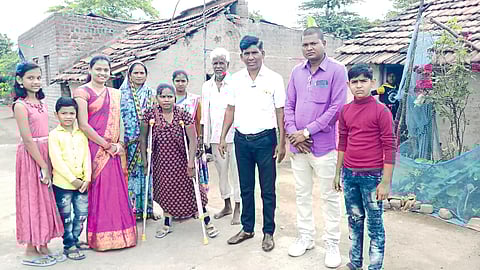 doctor gave Divyang Vimal a prosthetic leg on the occasion of his birthday.