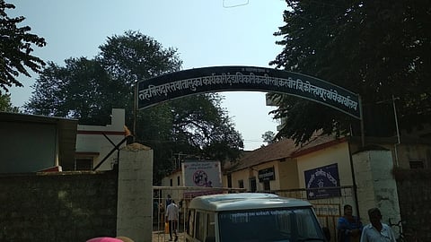 कोल्हापूर : करवीर तहसीलदारांचा पार्सवर्ड कार्यालयाबाहेरील लोकांकडे