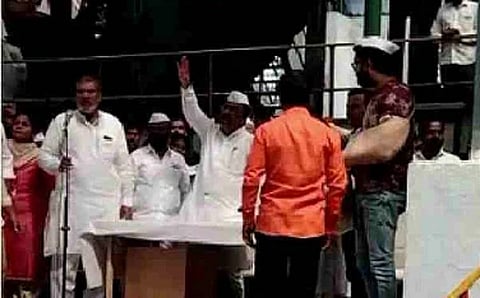 माजी मंत्र्यांची जीभ घसरली; रागाच्या भरात शेतकऱ्याला दिली शिवी