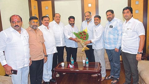 कोल्हापूर ः विधान परिषदेवर बिनविरोध निवड झाल्याबद्दल जिल्हा बँकेत येऊन पारनेरचे आमदार निलेश लंके यांनी पालकमंत्री सतेज पाटील यांचे अभिनंदन केले. यावेळी डावीकडून राजेश लाटकर, आमदार पी. एन. पाटील, हसन मुश्रीफ, विनय कोरे, संजय मंडलिक, आदिल फरास.