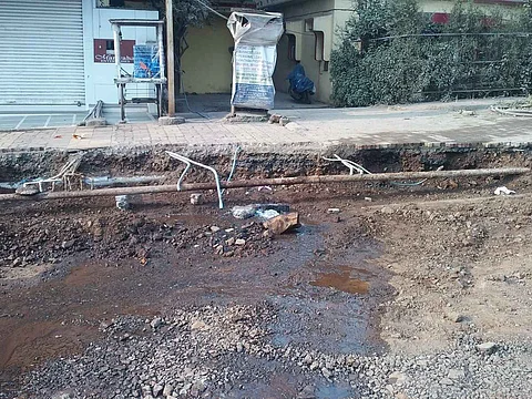 रस्त्यांची तोडफोड