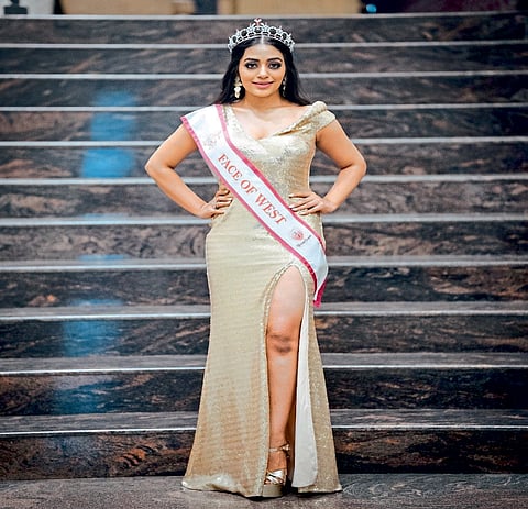 अकोल्याच्या संतोषी वडतकरला ‘मिसेस इंडिया’ स्पर्धेत पुरस्कार